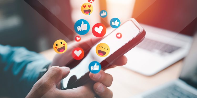 Ocho de cada 10 peruanos utilizan redes sociales, pero solo el 30% confía en lo que ve