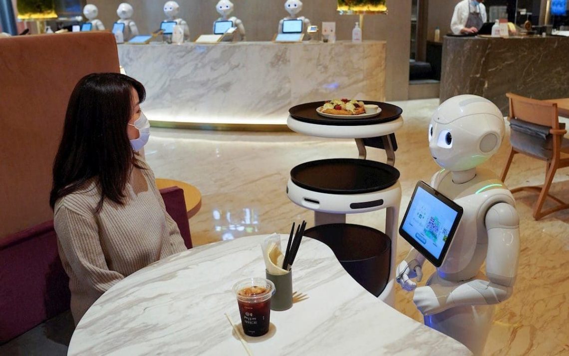 Restaurantes reemplazan mozos por robots ante escasez de personal