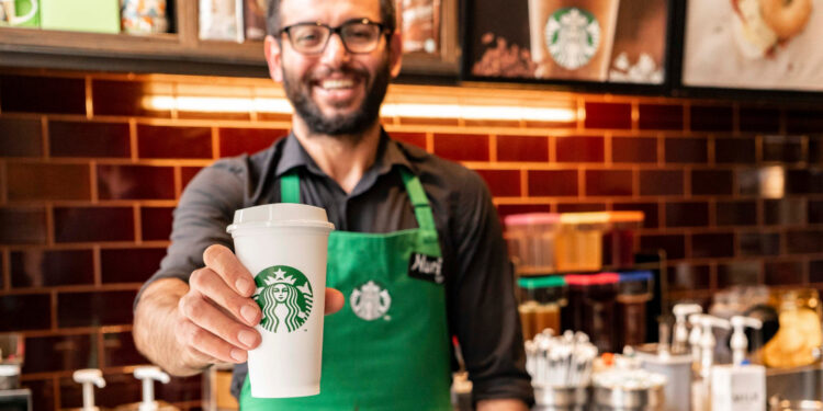Nuevas políticas laborales en Starbucks: baristas disfrutarán de hasta 18 semanas de permiso parental