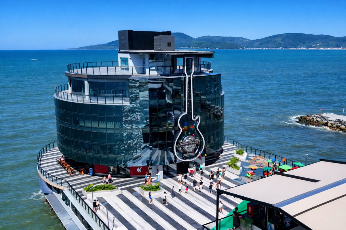 Así es el centro comercial construido sobre el mar que atrae a miles de turistas en Sudamérica