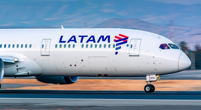 Aerolínea Latam recorta sus proyecciones de ganancias para 2026 por el alza del combustible
