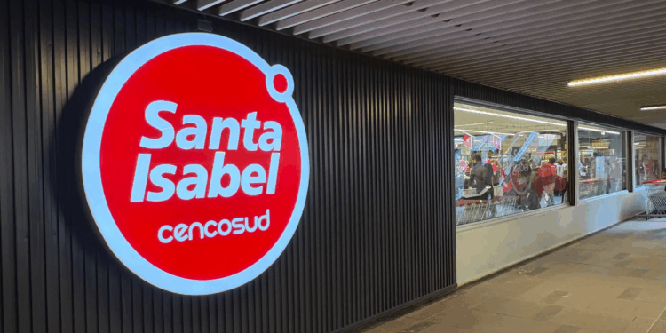 Cencosud abre supermercado Santa Isabel de 1,200 m² en un concurrido centro comercial