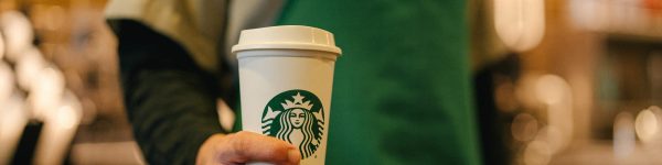 Retiran del mercado café de Starbucks tras contaminación por trozos de metal