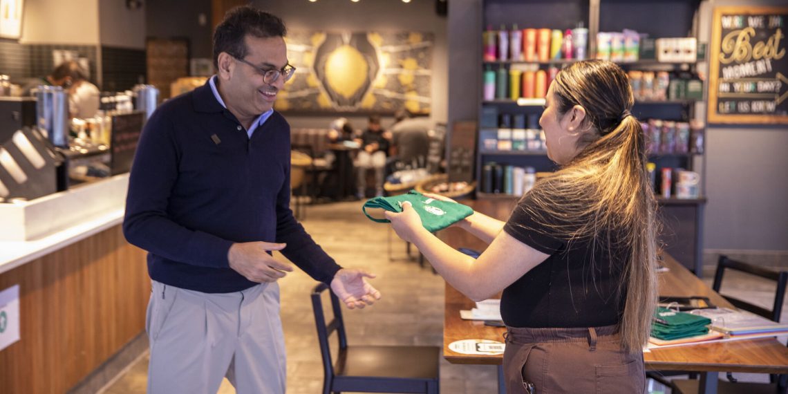 Así fue la inducción del nuevo CEO de Starbucks preparó cafés y