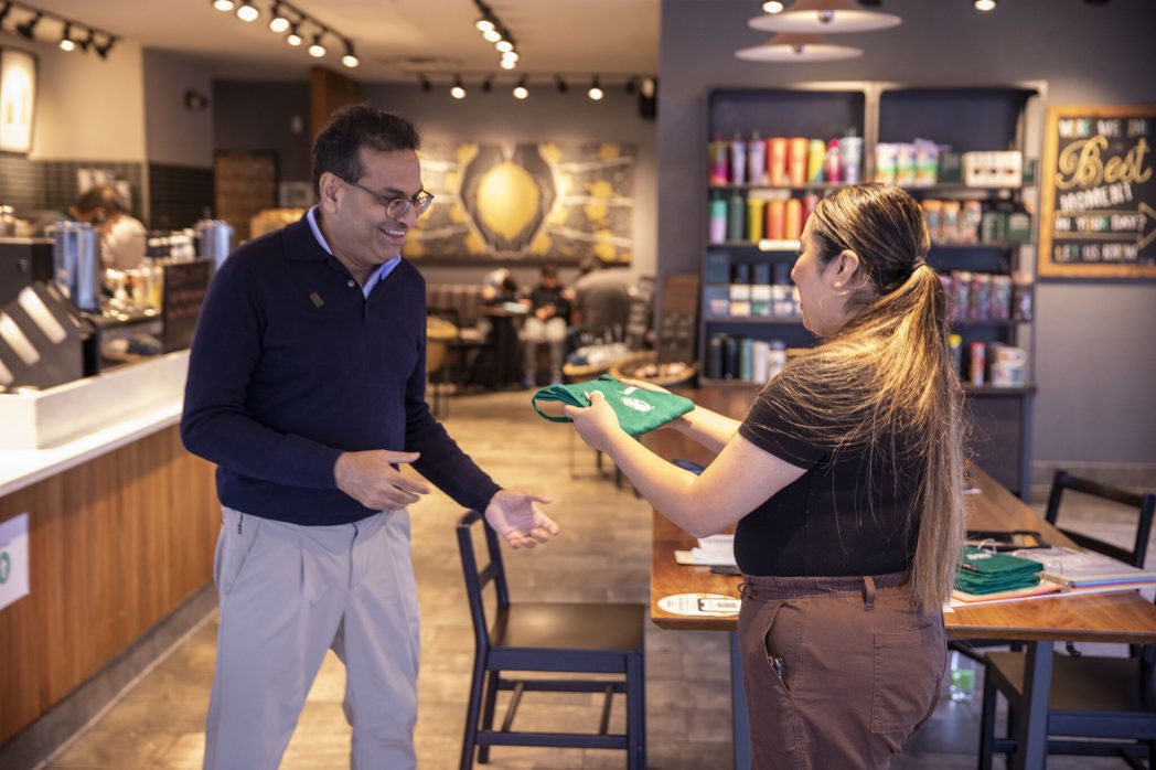 Así fue la inducción del nuevo CEO de Starbucks preparó cafés y