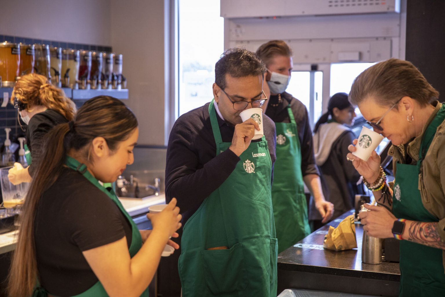 Así fue la inducción del nuevo CEO de Starbucks preparó cafés y