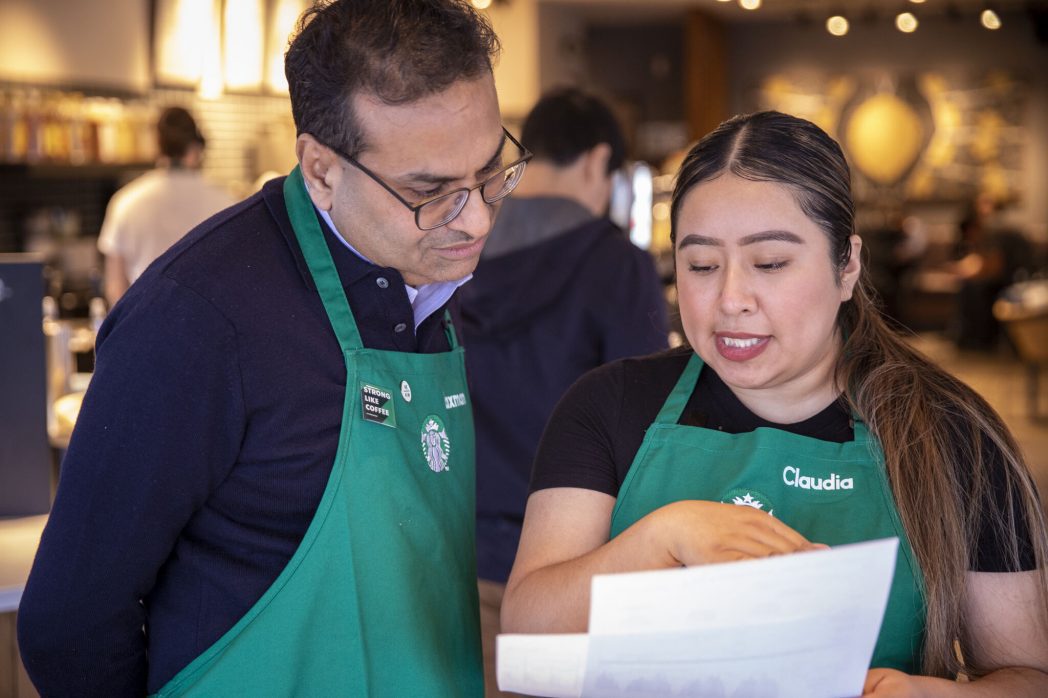 Flamante CEO de Starbucks empieza su inducción a la compañía