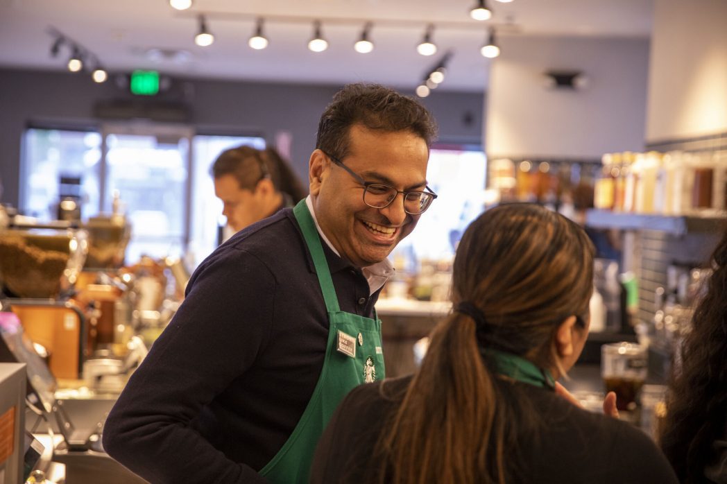 Flamante CEO de Starbucks empieza su inducción a la compañía