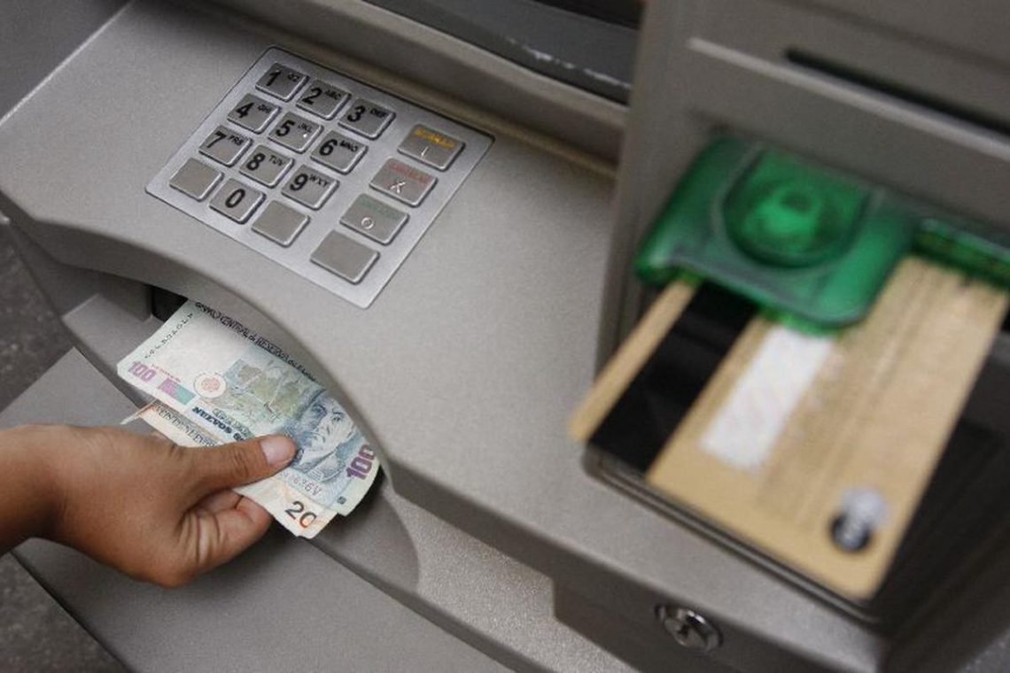 ¿Qué hacer si un cajero automático me entrega un billete roto, falso o