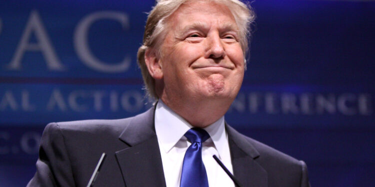 Trump busca aranceles más altos para fortalecer la industria estadounidense