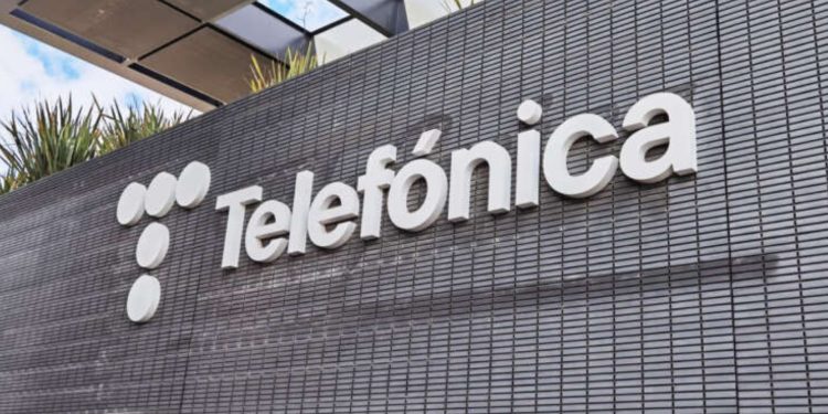 Telefónica vende el 64% de su negocio de fibra óptica en Perú a Entel y KKR