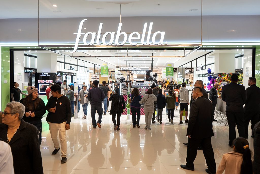 Acción de Falabella sube 3.6% tras anuncio de venta de activos y pérdidas menores a lo previsto