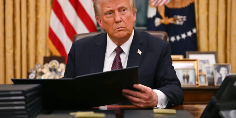 Trump suspende el aumento de aranceles a Colombia luego de que aceptara recibir a deportados
