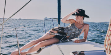 Una oda al cuero y la luz: Vélez presenta en Perú su visión del lujo tropical moderno para este fin de año