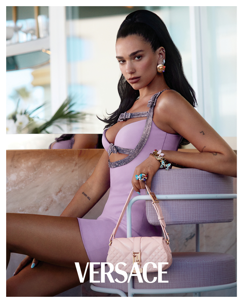 Nuevo gigante de lujo: Matriz de Coach adquiere grupo dueño de Versace por US$ 8.500 millones