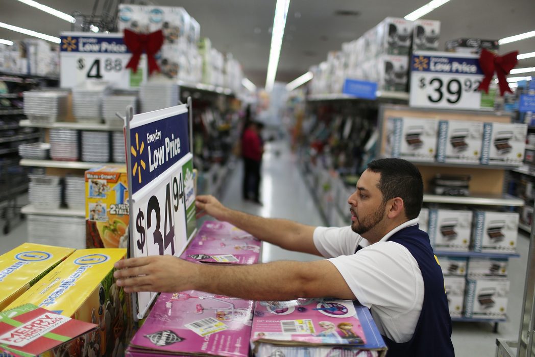 En contra de la ola de despidos, Walmart anuncia aumento salarial por hora de sus trabajadores