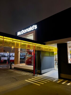 McDonald's abrirá dos nuevos locales en Lima y estrena cinta transportadora para pedidos