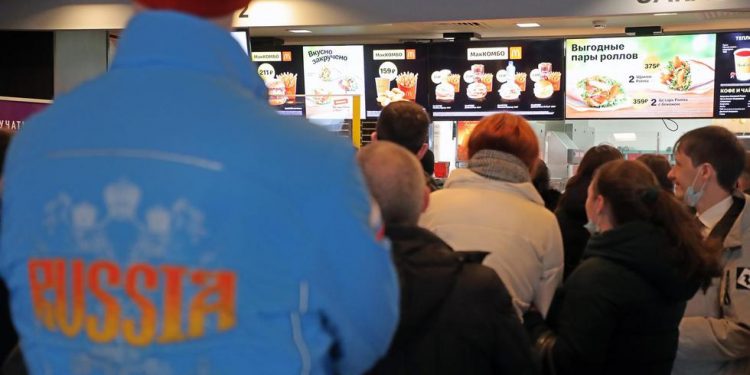 Caos en los McDonald’s de Rusia: largas colas y reventa de hamburguesas