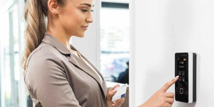 Cómo el control de asistencia puede ayudar a reducir costos y maximizar beneficios
