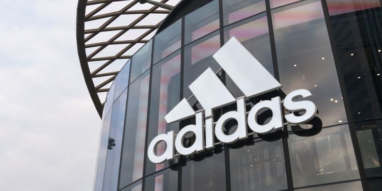 Adidas reduce pronóstico de ganancias por cierres en China y desaceleración de consumo