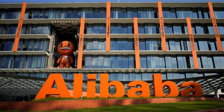 Regulador de mercado de China multa a Alibaba por no informar sobre acuerdos