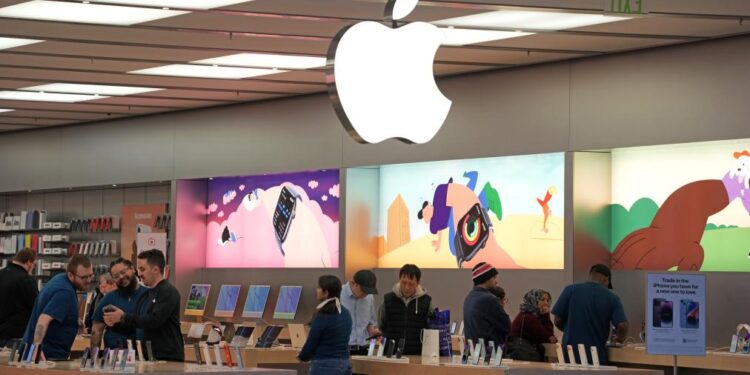 Apple inicia 2025 con ingresos récord a pesar de la caída en ventas del iPhone
