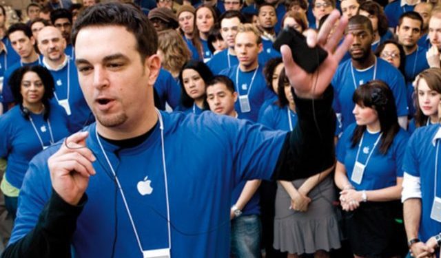 Trabajadores sindicalizados de Apple exigen propinas y un aumento de sueldo