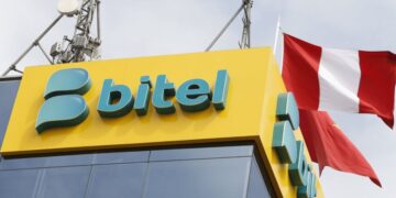 Banco Central elige a Bitel para primer piloto de moneda digital en Perú Proceso de Selección y Evaluación La Secretaría Técnica del BCRP recomendó aceptar la solicitud de Bitel debido a que su propuesta cumplía con los objetivos específicos del piloto de dinero digital. La evaluación destacó la alineación del plan de Bitel con el diseño y las características establecidas en la Circular No 0011-2024-BCRP, así como la viabilidad del plan, el cronograma, los objetivos y las funcionalidades detalladas en la propuesta. Duración y Alcance del Piloto El piloto tendrá una duración inicial de un año calendario, durante el cual se explorarán y evaluarán las posibilidades de implementar una moneda digital en Perú. La resolución permite la extensión del proyecto por un año adicional, si se justifica y se aprueba por el BCRP. Bitel deberá suscribir un convenio que establecerá las condiciones operativas específicas y las obligaciones adicionales derivadas de su participación en el piloto. Innovación y Inclusión Financiera Este proyecto es parte de una estrategia más amplia del BCRP para innovar en el sistema de pagos del país y aumentar la inclusión financiera. La implementación de una moneda digital tiene el potencial de mejorar significativamente la eficiencia del sistema financiero, proporcionando una alternativa moderna y segura al dinero físico. Aporte de Bitel La participación de Bitel, una empresa con experiencia en tecnologías de la información y las comunicaciones, se espera que contribuya de manera sustancial al desarrollo y prueba de esta nueva forma de dinero electrónico. Bitel, con su sólida infraestructura y experiencia en el mercado peruano, está bien posicionada para apoyar este innovador proyecto. Marco Normativo y Expectativas La Circular No. 0011-2024-BCRP, que establece el Reglamento de Pilotos de Innovación de Dinero Digital, regula las actividades de implementación de pilotos para evaluar modelos alternativos de dinero digital emitido por el BCRP. Estos pilotos buscan fomentar el acceso a pagos digitales, especialmente en zonas con baja bancarización. El dinero digital del BCRP es considerado dinero soberano en formato digital y un pasivo del instituto emisor. La circular especifica que el BCRP determinará los objetivos específicos y características de cada piloto, incluyendo lineamientos sobre experiencia de usuario, cobro de comisiones y modelos de negocio. Las entidades interesadas en participar deben presentar solicitudes detalladas y cumplir con los requisitos establecidos. Implicaciones para el Futuro Este marco normativo es crucial para la modernización del sistema financiero peruano, permitiendo explorar la viabilidad y efectividad de la implementación de una moneda digital, facilitando la inclusión financiera y mejorando la eficiencia en los pagos digitales. La adopción de una moneda digital no solo podría mejorar la eficiencia y seguridad de las transacciones financieras, sino también promover una mayor inclusión financiera entre la población.