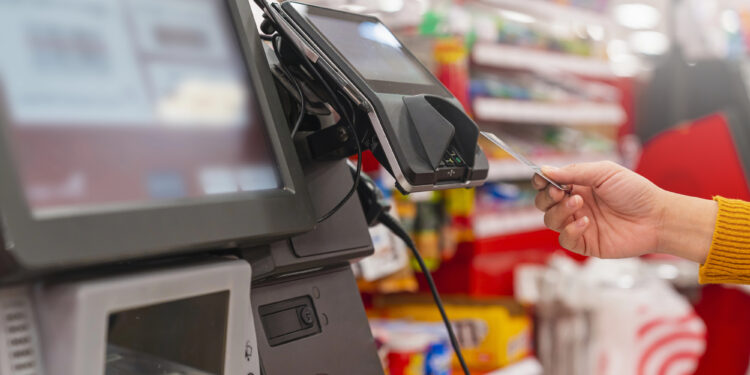 Este conocido supermercado retira sus cajas de autoservicio tras millonarias pérdidas