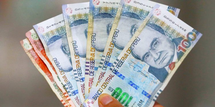¿Cómo identificar si un billete es falso o verdadero y evitar estafas?