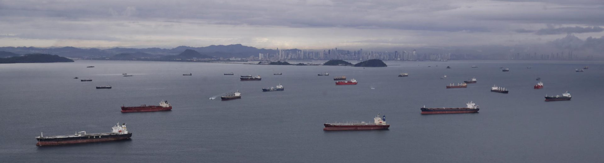 Canal de Panamá restringe paso de buques por carencia de agua y riesgo de sequía