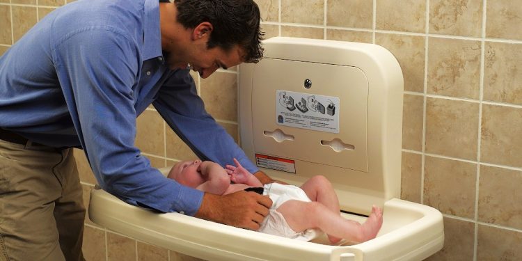 Malls y cines tendrían que contar con cambiadores infantiles en baños de mujeres y varones