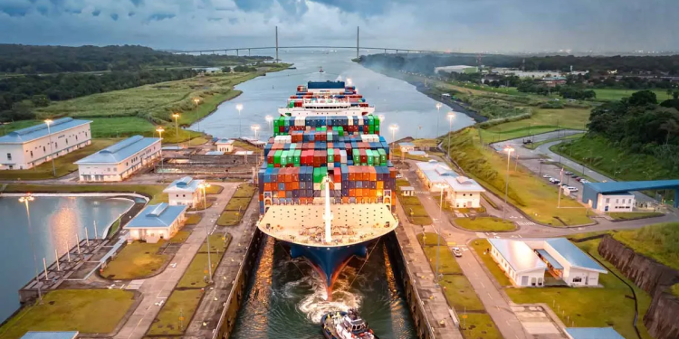 Canal de Panamá restringe paso de buques por carencia de agua y riesgo de sequía