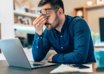 Grecia aprueba aumentar la jornada laboral hasta un máximo de 13 horas diarias para el sector privado