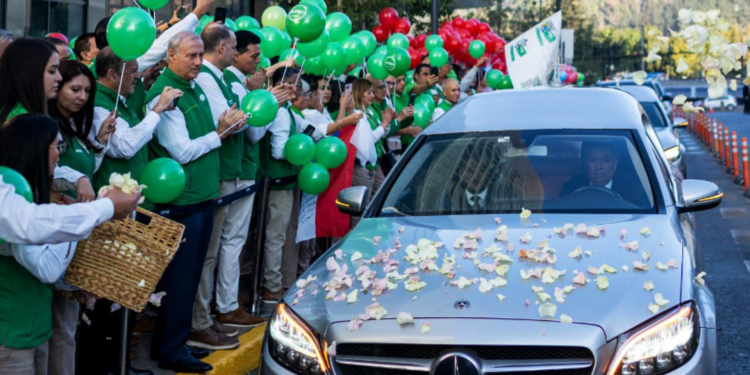Trabajadores de Cencosud despiden a su fundador Horst Paulmann con un emotivo homenaje