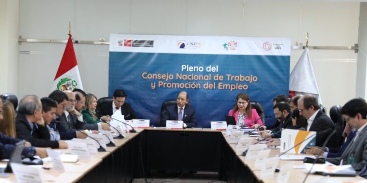 Aumento del sueldo mínimo en manos del Ejecutivo: empleadores y trabajadores no lograron consenso