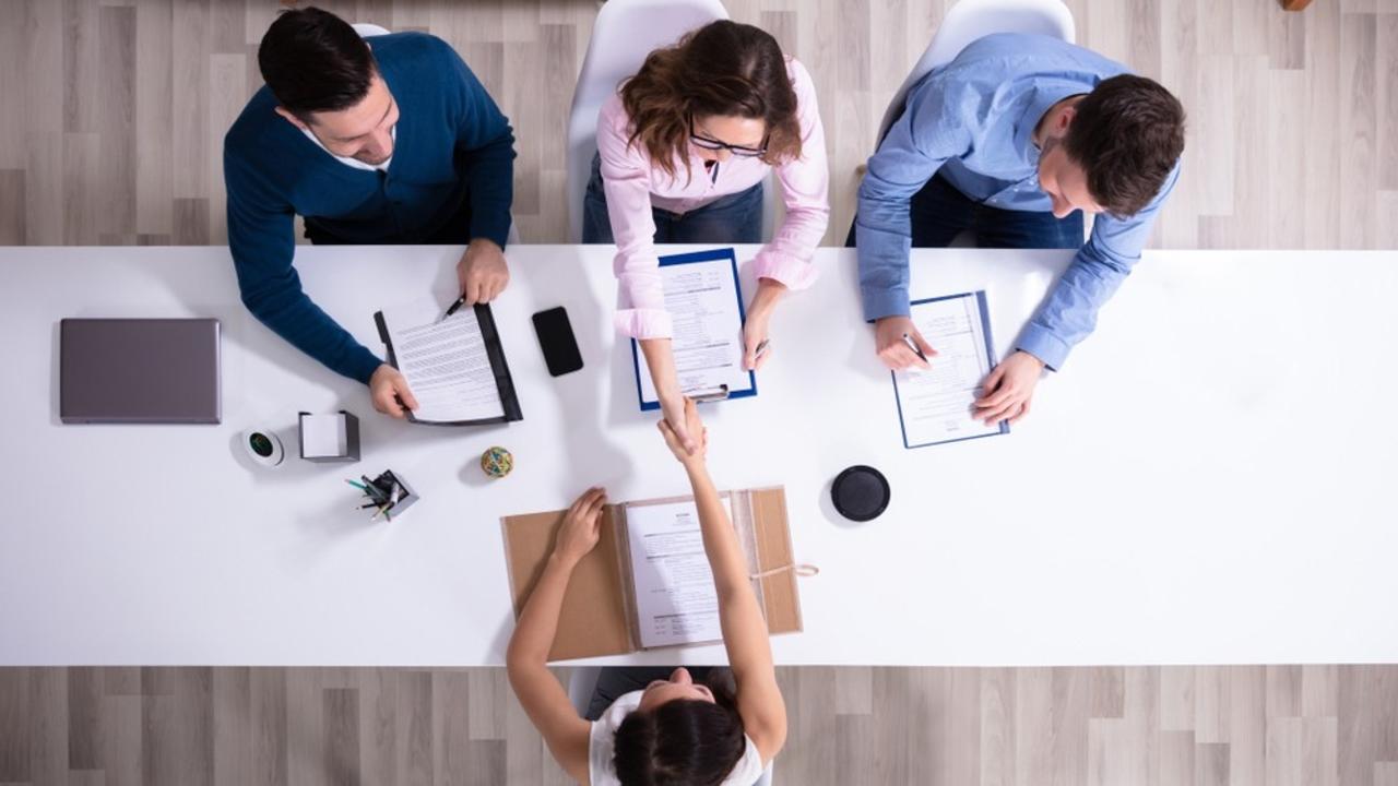 La mitad de los CEOs peruanos planea contratar más personal este 2024: los motivos
