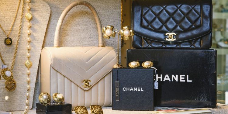 Chanel prohíbe la venta a rusos a menos que vivan en el extranjero