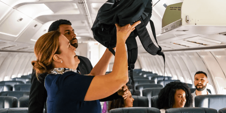 Aprueban dictamen que obligaría a aerolíneas a no cobrar por equipaje de mano ni por elegir asientos