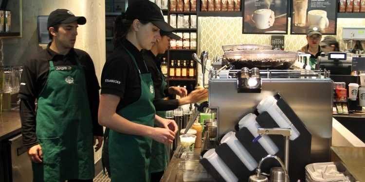 Starbucks dejará de pagar a empleados ausencias por COVID-19