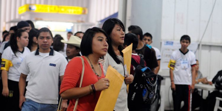 Bajo crecimiento y crisis global frenan recuperación del empleo en América Latina