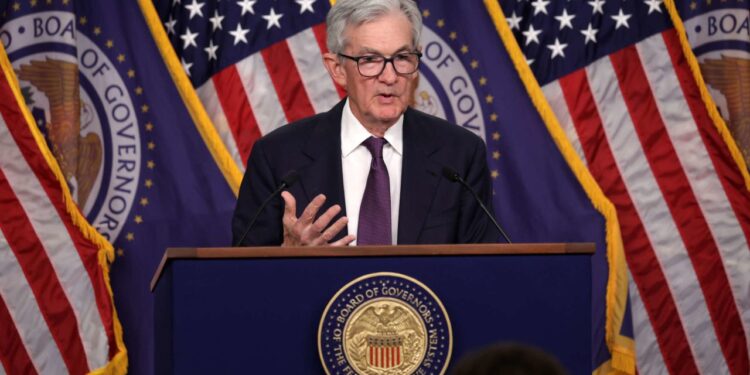 Fed mantiene tasas de interés, pero reduce proyección de crecimiento de EE.UU. a 1.7% en 2025