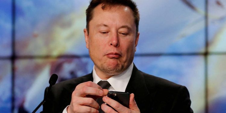 Elon Musk tuvo primera reunión en Twitter: llegó tarde y amenazó con despidos