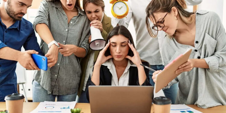 Trabajadores con alto estrés laboral son 4.5 veces más propensos a renunciar