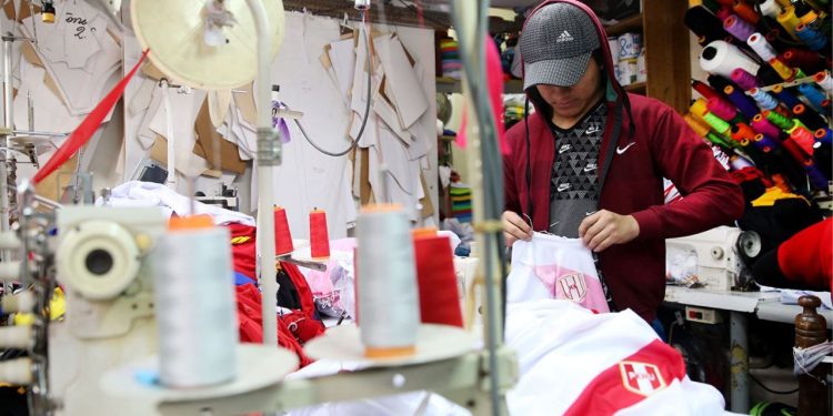 Si Perú clasifica al Mundial, se reabrirán 3.500 talleres en Gamarra