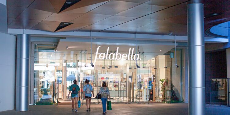 Falabella en Perú: Negocio minorista enfrenta desafíos en línea con la economía, según Moody's