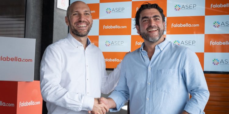 Falabella firma convenio para incluir a emprendedor peruanos en su marketplace