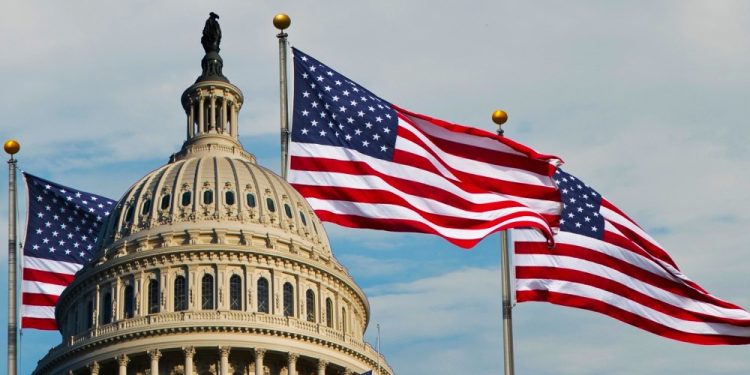 Fitch Ratings rebaja la calificación crediticia de Estados Unidos: ¿Qué implica?