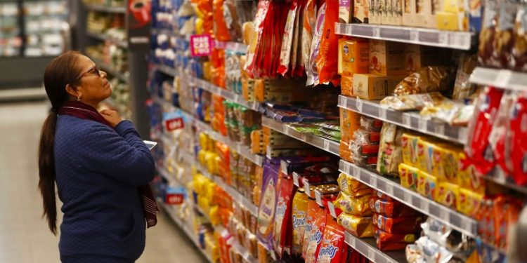 Peruanos con ingresos insuficientes: ¿Cómo se las ingenian para afrontar sus gastos?