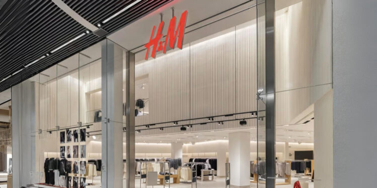 Con probadores inteligentes y ropa de segunda mano: así es el nuevo concepto de tienda de H&M